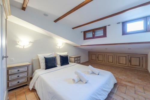 Two bed with a fantastic view in Antibes old town