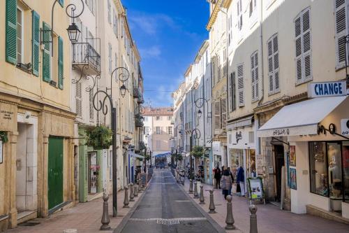 Two bed with a fantastic view in Antibes old town