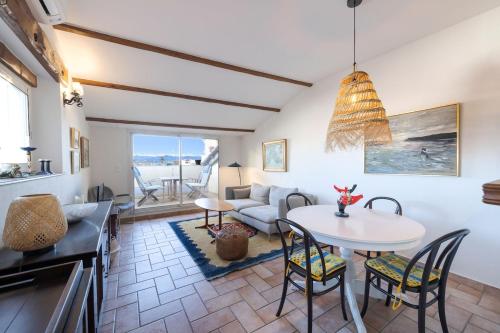Two bed with a fantastic view in Antibes old town