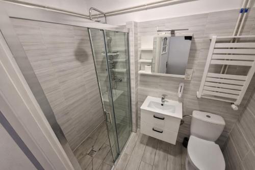 a bathroom with a shower and a toilet and a sink at Apartament Panorama Centrum in Przemyśl