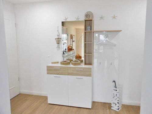 a white room with a counter with a mirror at Golfresidenz D 1 03 in Grömitz