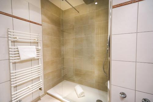a bathroom with a shower with a glass door at Golfresidenz B 010 Heimathafen in Grömitz