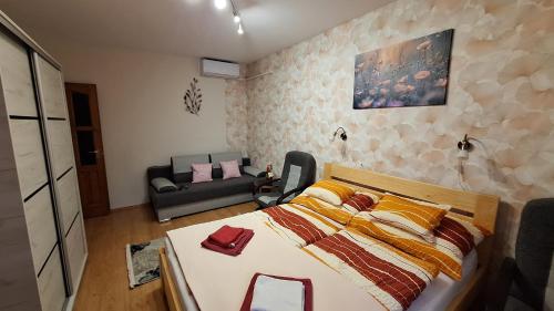 Llit o llits en una habitació de Margit Apartman