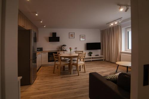 Spacious & Functional Apartment with Workspace by Noclegi Renters