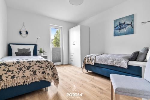 a bedroom with a bed and a couch at Tortuga in Olpenitz
