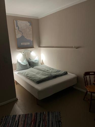 a bedroom with a bed with lights on it at Rinkenæshus Das kleine Zimmer in Gråsten