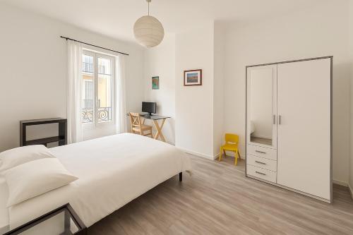 Large 1 bedroom apartment, balcony, very central Nice