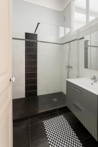 Large 1 bedroom apartment, balcony, very central Nice