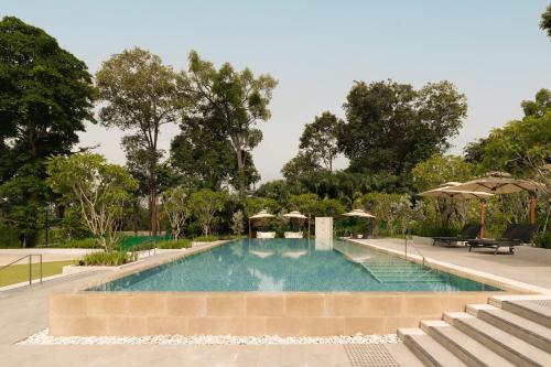 Piscina a The Initial Sama Serviced Residences o a prop
