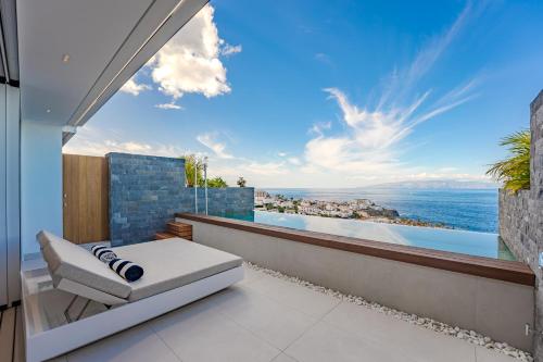 Luxury triplex, pool, jacuzzi - Aqua A03 by Hermosa Rentals