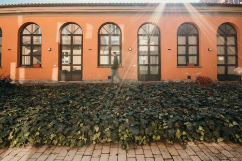 a building with windows and a pile of leaves at Bigattera Apartments in Varese