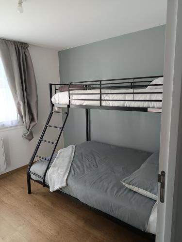 Postel nebo postele na pokoji v ubytování Porte de secours