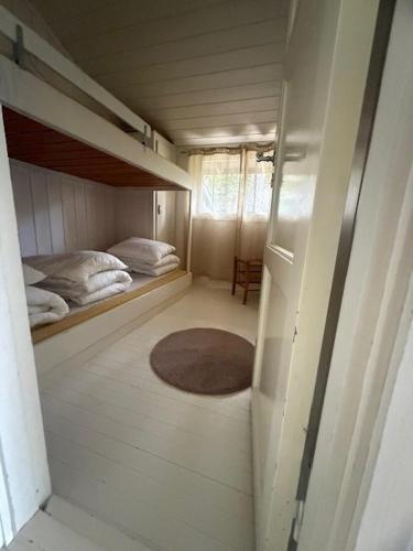 ein kleines Zimmer mit zwei Etagenbetten und einem Teppich in der Unterkunft SOMMERBO- brygge, båt og bil-lader in Kristiansand