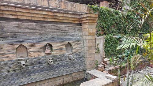 una pared de madera con cuatro monos en ella en Nextdoor Thamel, en Katmandú