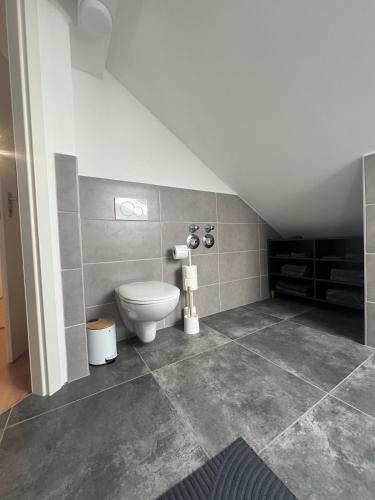 a bathroom with a toilet in a room at Bright and modern Apartment in Gröbenzell