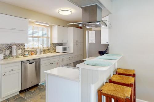Dog-friendly condo with pool balcony beach access central AC & W&D photo 17