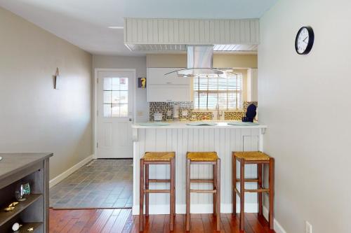Dog-friendly condo with pool balcony beach access central AC & W&D photo 14