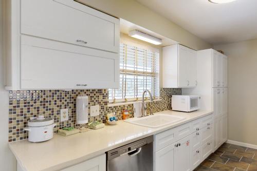 Dog-friendly condo with pool balcony beach access central AC & W&D photo 18