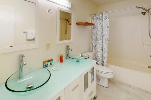 Dog-friendly condo with pool balcony beach access central AC & W&D photo 23