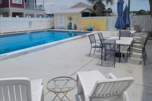 Dog-friendly condo with pool balcony beach access central AC & W&D photo 5