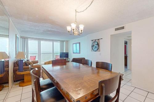 Bright waterfront condo in a gated resort with pools tennis courts & gym photo 14