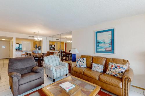 Bright waterfront condo in a gated resort with pools tennis courts & gym photo 11