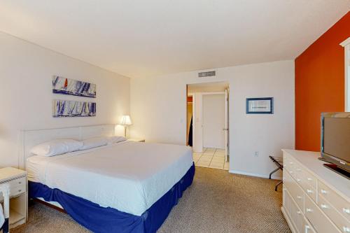 Bright waterfront condo in a gated resort with pools tennis courts & gym photo 18