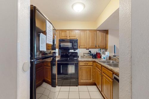 Bright waterfront condo in a gated resort with pools tennis courts & gym photo 16