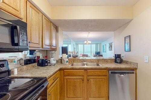 Bright waterfront condo in a gated resort with pools tennis courts & gym photo 17