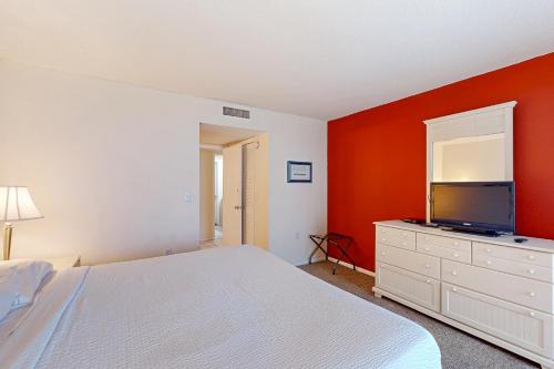 Bright waterfront condo in a gated resort with pools tennis courts & gym photo 20