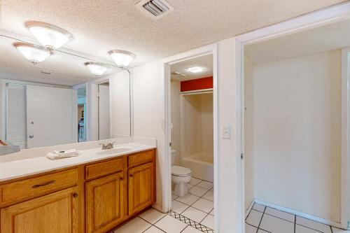 Bright waterfront condo in a gated resort with pools tennis courts & gym photo 23