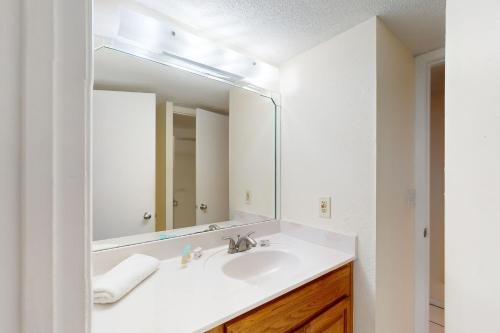 Bright waterfront condo in a gated resort with pools tennis courts & gym photo 29