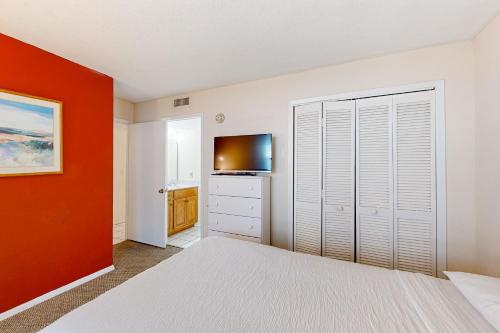 Bright waterfront condo in a gated resort with pools tennis courts & gym photo 26
