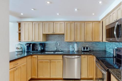 5th Floor Pretty Gulf-front Condo Great Amenities Near shops and dining photo 9