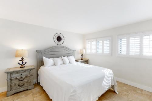 5th Floor Pretty Gulf-front Condo Great Amenities Near shops and dining photo 11