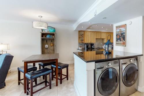 5th Floor Pretty Gulf-front Condo Great Amenities Near shops and dining photo 8