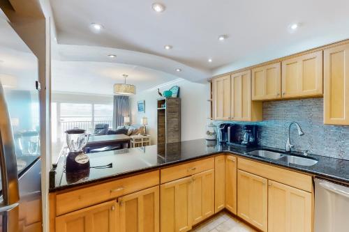 5th Floor Pretty Gulf-front Condo Great Amenities Near shops and dining photo 10