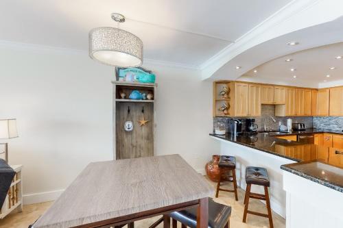5th Floor Pretty Gulf-front Condo Great Amenities Near shops and dining photo 7