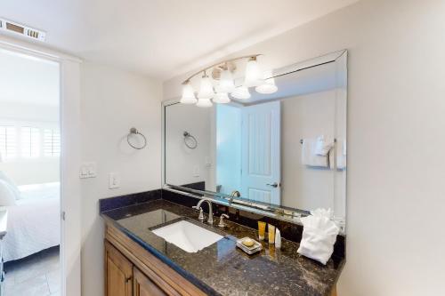 5th Floor Pretty Gulf-front Condo Great Amenities Near shops and dining photo 14