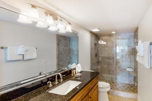 5th Floor Pretty Gulf-front Condo Great Amenities Near shops and dining photo 13