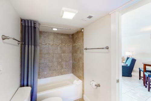 5th Floor Pretty Gulf-front Condo Great Amenities Near shops and dining photo 18