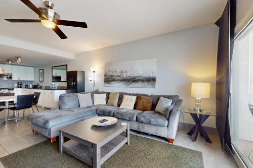 Sixth-Floor Oceanfront Condo with washer&dryer Central AC pool photo 6
