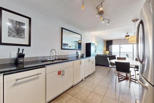 Sixth-Floor Oceanfront Condo with washer&dryer Central AC pool photo 14