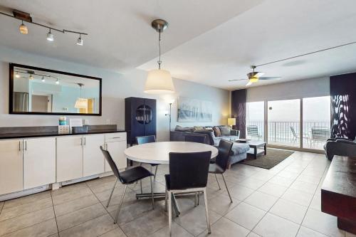 Sixth-Floor Oceanfront Condo with washer&dryer Central AC pool photo 10