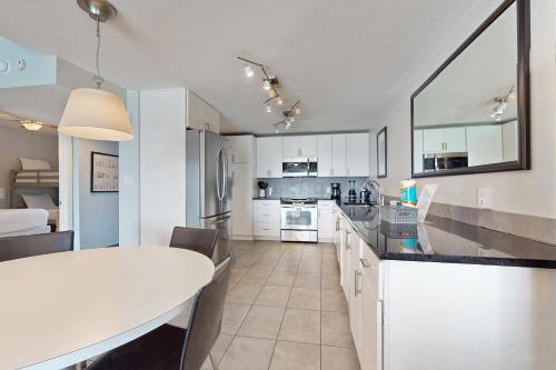 Sixth-Floor Oceanfront Condo with washer&dryer Central AC pool photo 12