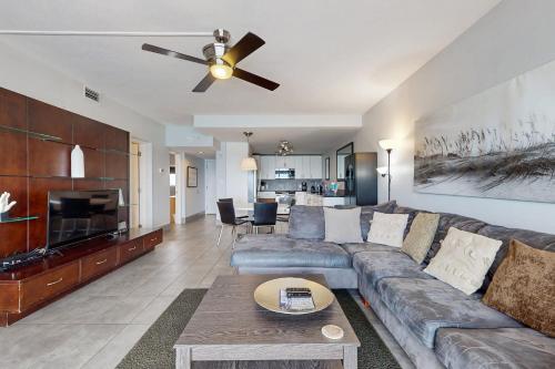 Sixth-Floor Oceanfront Condo with washer&dryer Central AC pool photo 8