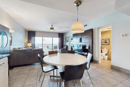 Sixth-Floor Oceanfront Condo with washer&dryer Central AC pool photo 9