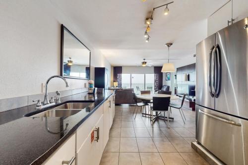 Sixth-Floor Oceanfront Condo with washer&dryer Central AC pool photo 13