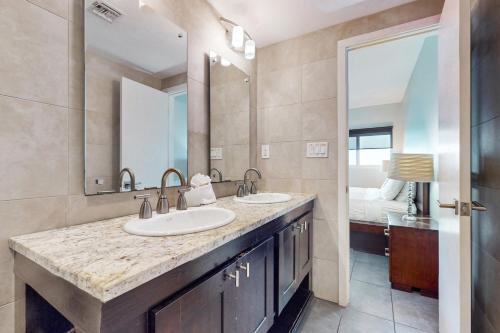 Sixth-Floor Oceanfront Condo with washer&dryer Central AC pool photo 19