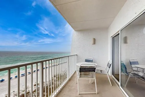 Sixth-Floor Oceanfront Condo with washer&dryer Central AC pool photo 1